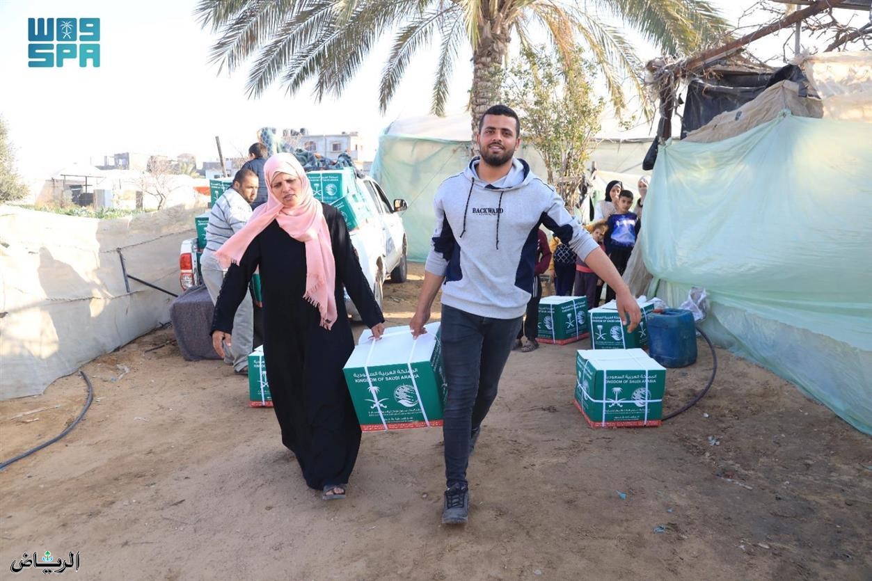 مركز الملك سلمان للإغاثة يواصل توزيع مساعداته الإنسانية في قطاع غزة