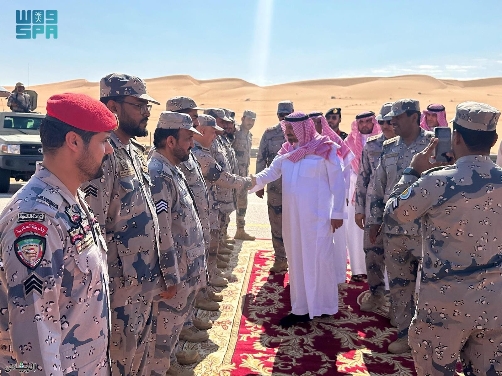 أمير نجران يطّلع ميدانياً على إنجازات حرس الحدود المرابطين على الشريط الحدودي بالربع الخالي