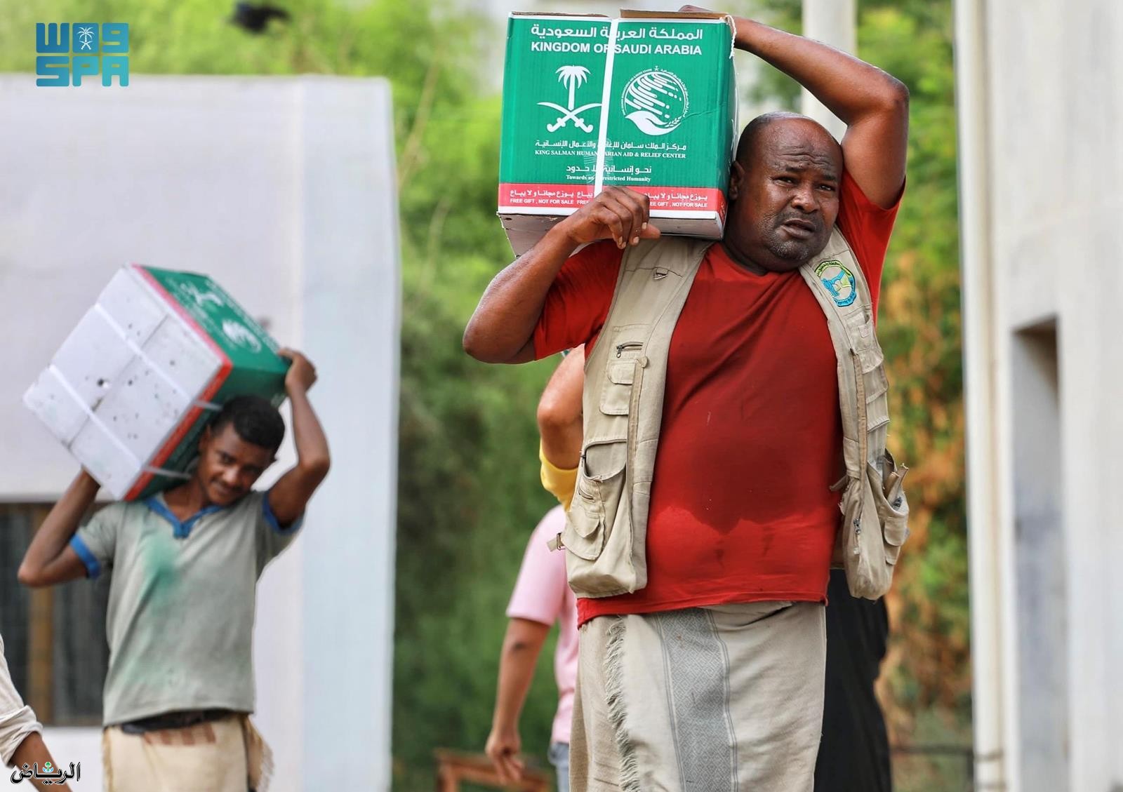 المملكة توزع 858 سلة غذائية في محافظتي عدن ولحج